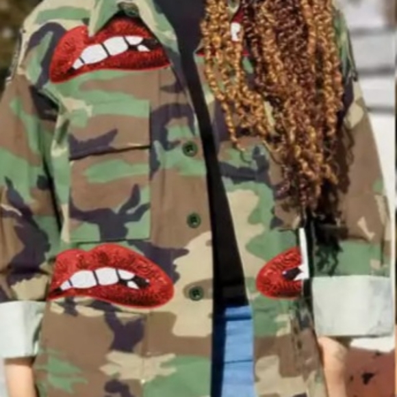 PUT YA LIPS ON IT CAMO JACKET - Picture 2 of 2